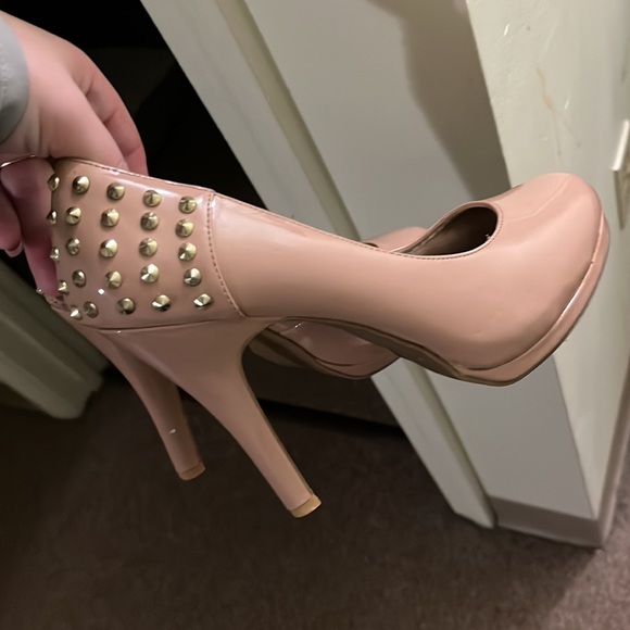 Beautiful Steve Madden studded tan heels! Size 8-8.5 - Picture 4 of 7